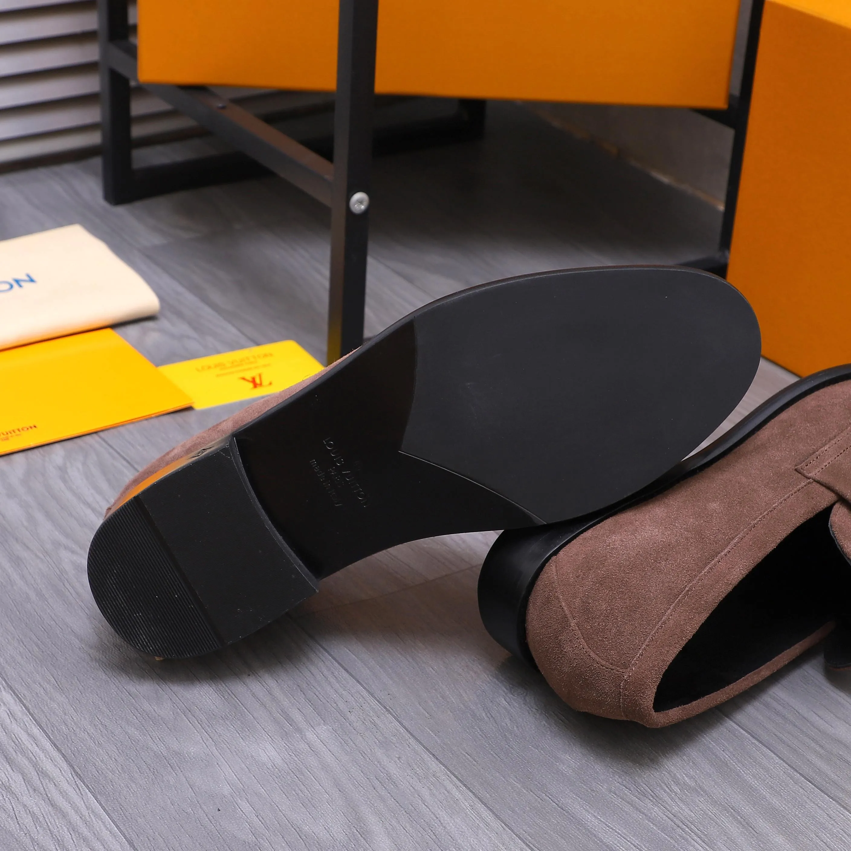 Men's shoes 💰660 Product trademark: LV [Louis Vuitton] business casual slip-on leather shoes, regular size. Size: 39-44 (38.45 custom-made, non-refundable) Product materials: Selected frosted cowhide upper, cowhide lining, original outsole